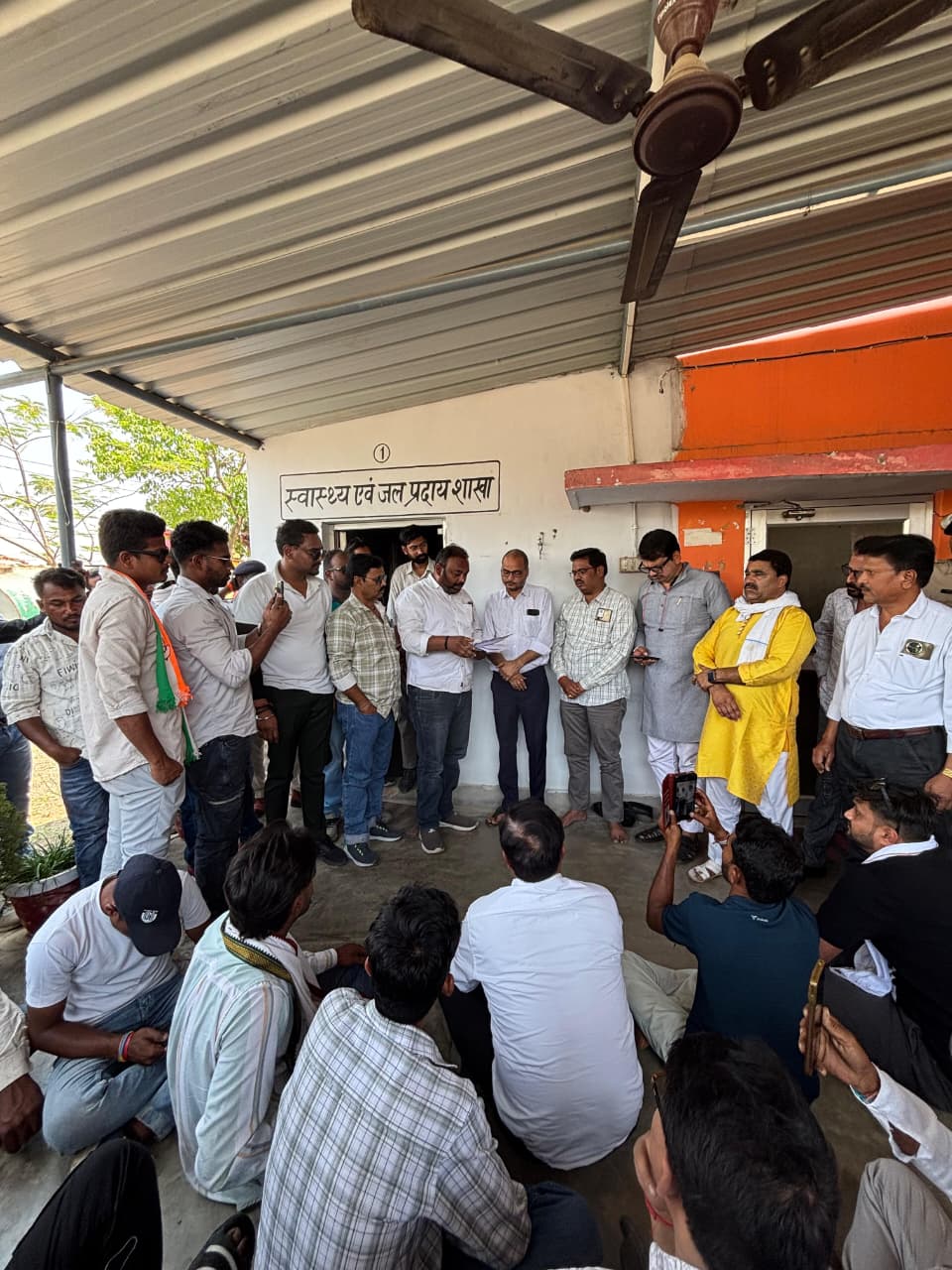 राजनगर में राजीव भवन को लेकर पक्षपात का आरोप, ब्लॉक अध्यक्ष ने सौंपा ज्ञापन